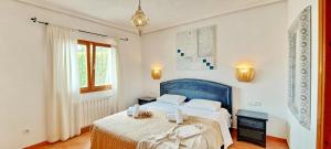 Villa Tia by Solidays في مورايرا: غرفة نوم بيضاء بسرير ازرق ونافذة +22 صورة