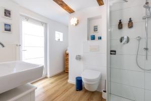 Koupelna v ubytování Dream Green Apartment 'Meadow' + 9 fotografií