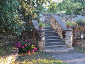 una scala in pietra con piante in vaso su un muro di pietra di Domaine du Fraysse Chantegrel le charme à l'etat pur a Saint-Cybranet Altre 43 foto