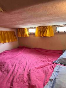 Postel nebo postele na pokoji v ubytování boat home Cannes Festival