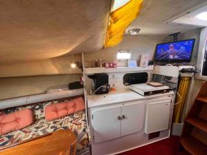 Kuchyň nebo kuchyňský kout v ubytování boat home Cannes Festival + 4 fotografie