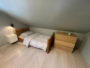 Posteľ alebo postele v izbe v ubytovaní Dom wypoczynkowy Pod kasztanem 1 nad jeziorem