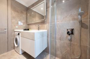 Un baño con lavadora y lavabo. en Mayer Skycon Residence in Beşiktaş 2, en Estambul 66 fotos más