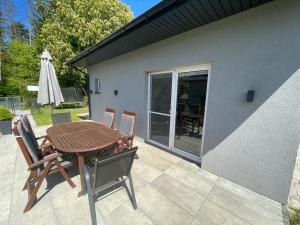 Patio alebo iná vonkajšia časť ubytovania Dom wypoczynkowy Pod kasztanem 1 nad jeziorem