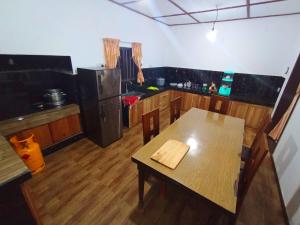 una vista aérea de una cocina con una mesa de madera en Benefit Villa Mirissa, en Mirissa