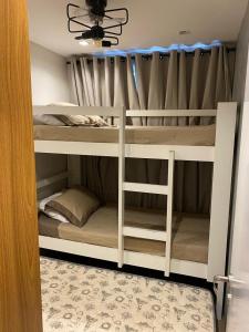 a couple of bunk beds in a room at Apto Completo para 6 Hóspedes • Brás, SP in Sao Paulo +34 photos