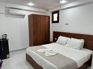 Cama o camas de una habitación en Prince Of Pyramids View Inn