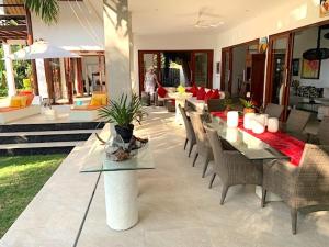 Κήπος έξω από το Wake up to the Sea of Bali Beachfront luxury plus