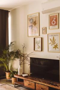 a living room with a flat screen tv on a wall at Apartament Warmiński Port 50m od jeziora in Olsztyn