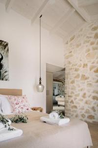 Postel nebo postele na pokoji v ubytování Villa Sappho + 7 fotografií