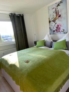 Postel nebo postele na pokoji v ubytování A&O Suites