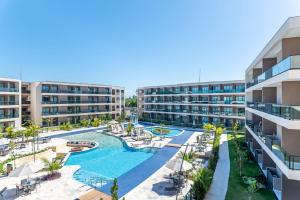 eine Luftansicht eines Apartmentkomplexes mit einem Pool in der Unterkunft Malia Beach Experience Muro Alto Porto de Galinhas por Brevelar in Ipojuca