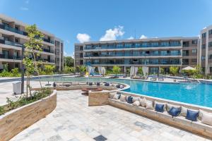 Bild eines Schwimmbades in einem Gebäude in der Unterkunft Malia Beach Experience Muro Alto Porto de Galinhas por Brevelar in Ipojuca + 132 Fotos