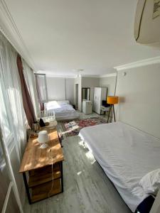 Un dormitorio con una cama y una mesa dentro. en the nearest breakfast-inclusive hotel to the airport, en Arnavutköy 14 fotos más