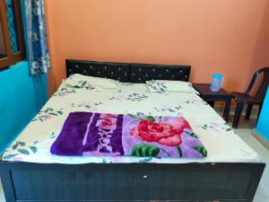 Postel nebo postele na pokoji v ubytování Dev darshan home stay