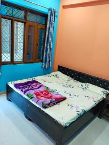 Postel nebo postele na pokoji v ubytování Dev darshan home stay