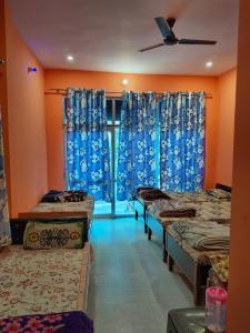 Postel nebo postele na pokoji v ubytování Dev darshan home stay