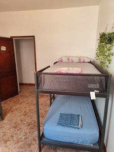 Łóżko lub łóżka w pokoju w obiekcie Banana Surf House