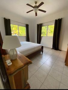Ліжко або ліжка в номері Spring Garden Mobay Resort