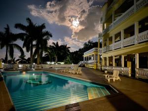 Басейн в Spring Garden Mobay Resort або поблизу
