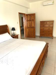 Ліжко або ліжка в номері Spring Garden Mobay Resort