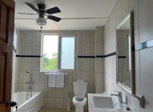 Ванна кімната в Spring Garden Mobay Resort