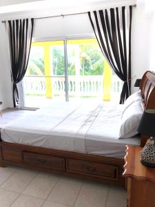 Ліжко або ліжка в номері Spring Garden Mobay Resort