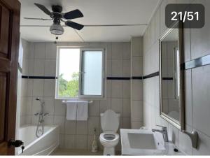 Ванна кімната в Spring Garden Mobay Resort