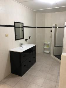 Ванна кімната в Spring Garden Mobay Resort