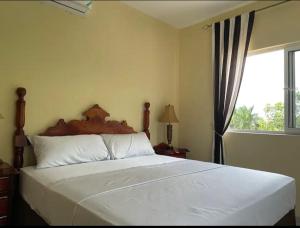 Ліжко або ліжка в номері Spring Garden Mobay Resort