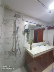 维辛达里奥Habitación Privada May con balcon的带淋浴、水槽和镜子的浴室 更多8张照片