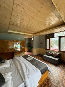 Postel nebo postele na pokoji v ubytování The Mad King's House & Cafe