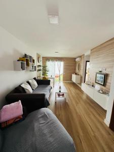 Habitación Privada May con balcon的电视和/或娱乐中心