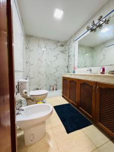 维辛达里奥Habitación Privada May con balcon的配有马桶、水槽和镜子的浴室