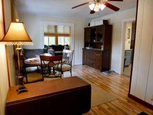 Φωτογραφία από το άλμπουμ του Cozy Dog-Friendly Home with WiFi σε Albany