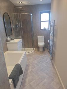 Koupelna v ubytování Stunning Fir Trees Corner 3 bedroom detached Executive house with free drive way parking for 2 vehicles 1 mile from M5 dogs welcome + 20 fotografií