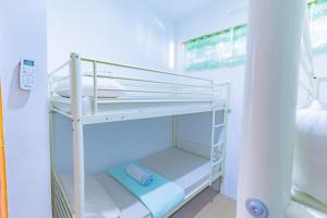 Lapu Lapu CityにあるTropical 2BR with Pool & Walk to Beach entry to white sandのギャラリーの写真