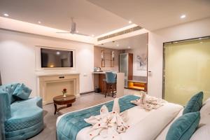 een hotelkamer met een bed en een woonkamer bij Hotel MJ Residency in Dehradun