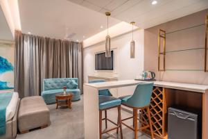 een kamer met een bed, een bureau en stoelen bij Hotel MJ Residency in Dehradun