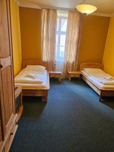 Letto o letti in una camera di Hotel Barbarossa