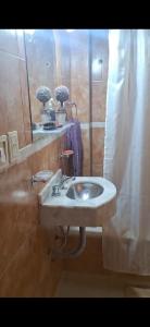 un baño con lavabo y espejo en Casita en termas, en Termas de Río Hondo