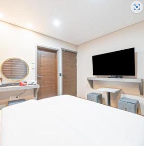 TV a/nebo společenská místnost v ubytování Kaiser hotel