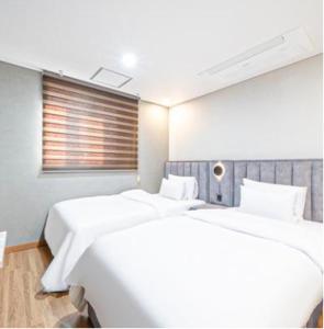 Postel nebo postele na pokoji v ubytování Kaiser hotel