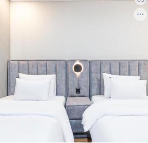 Postel nebo postele na pokoji v ubytování Kaiser hotel