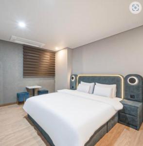 Postel nebo postele na pokoji v ubytování Kaiser hotel
