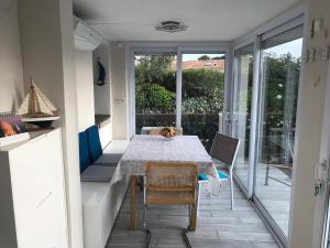 Balkoni atau teres di Maison vue mer à 800 mètres de la plage