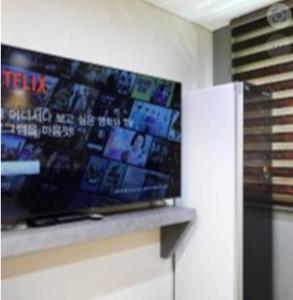 TV a/nebo společenská místnost v ubytování Kaiser hotel
