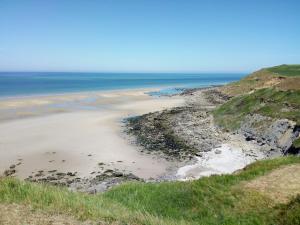 an empty beach with the ocean in the background at La Dépendance des Garennes in Saint-Étienne-au-Mont