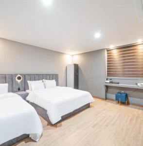 Postel nebo postele na pokoji v ubytování Kaiser hotel