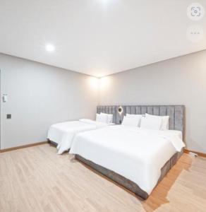 Postel nebo postele na pokoji v ubytování Kaiser hotel